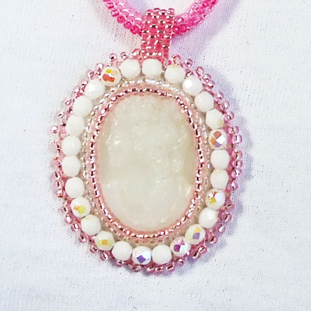 8116 *40x30M Stark white cameo with left facing lady. *Bezel in Pink and White seed beads.