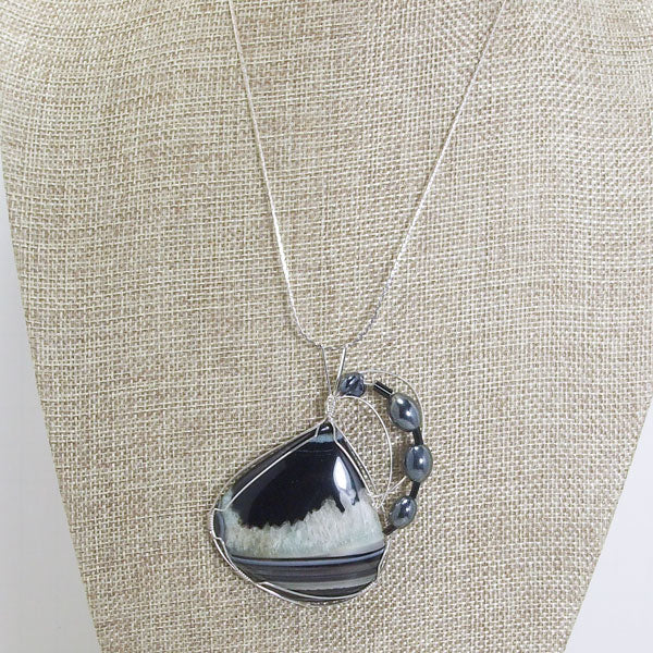 Sadee Wire Wrap Cabochon Pendant Necklace relevant front view